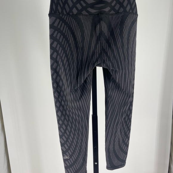 Alo Patterned Black/Gray Capri-length Leggings - Picture 4 of 6